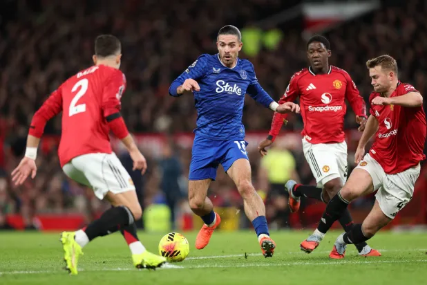 إيفرتون يحقق أول فوز على ملعب مانشستر يونايتد منذ 12 عاماً (إ.ب.أ)