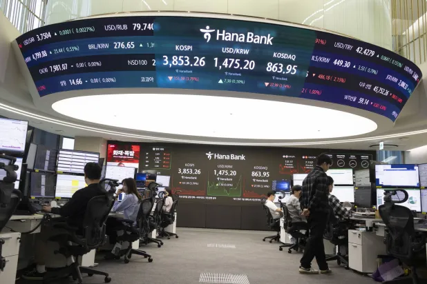 متداولون بالبورصة داخل مقر «هانا بنك» في العاصمة الكورية سيول (إ.ب.أ)