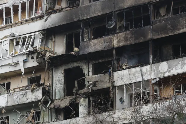 The site of a Russian strike on a nine-story residential building in Kyiv, Ukraine, 25 November 2025, amid the Russian invasion.EPA/SERGEY KOZLOV