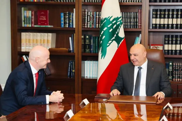 الرئيس عون منح رئيس الاتحاد الدولي لكرة القدم جياني إنفانتينو الجنسية اللبنانية (الاتحاد اللبناني)