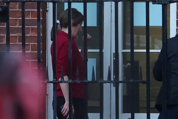 راشيل ريفز تعود إلى المدخل الخلفي لـ«داونينغ ستريت» بعد جولة انتخابية في لندن (رويترز)