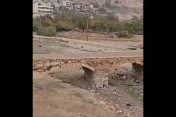 صورة مثبتة من مقطع فيديو يظهر جفاف نهر العاصي في سوريا بالكامل