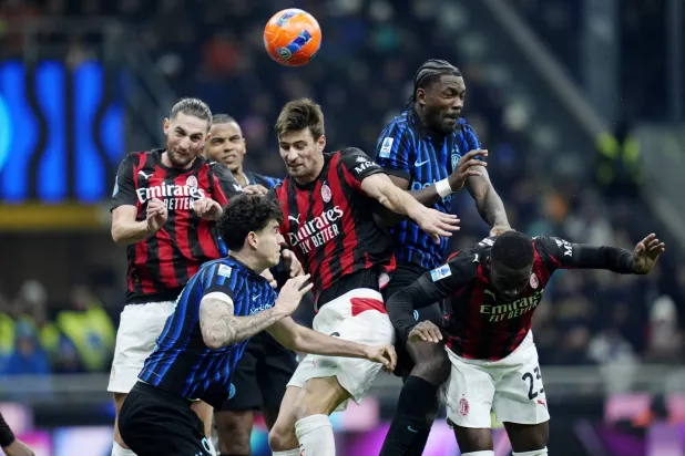 لاعبو إنتر ميلان خلال مواجهتهم لاعبي إيه سي ميلان في الديربي الأخير (رويترز)