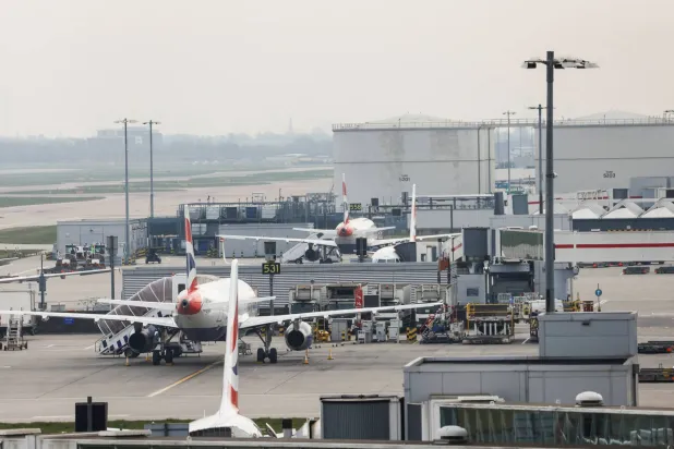 طائرات متوقفة على مدرج مطار هيثرو الدولي بلندن (رويترز)