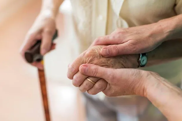 يحدث مرض باركنسون عندما تبدأ بعض الخلايا العصبية بالمخ في الموت (أرشيفية- أ.ف.ب)