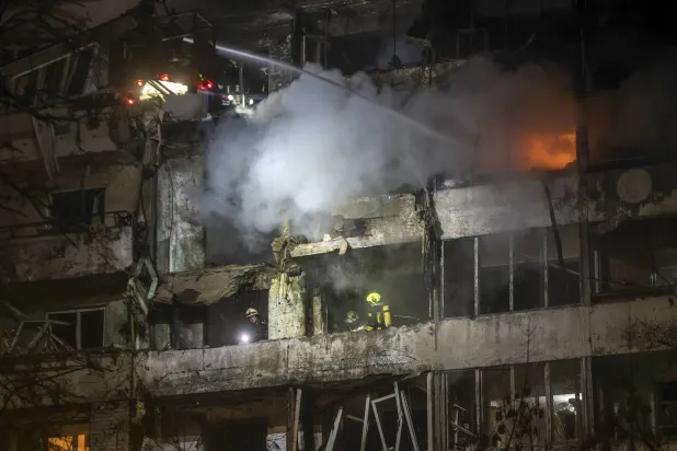 يعمل رجال الإنقاذ الأوكرانيون في موقع غارة روسية على مبنى سكني من 9 طوابق بكييف بأوكرانيا (إ.ب.أ)