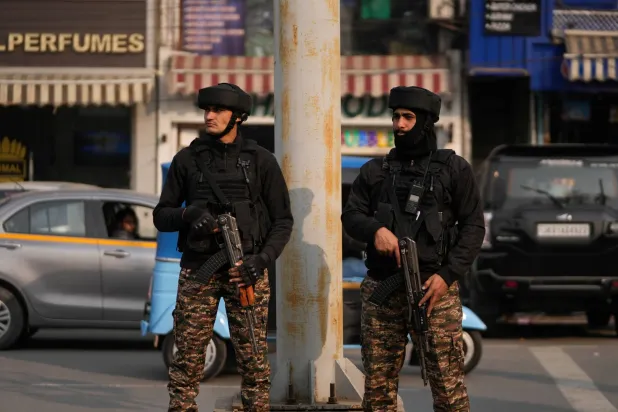 جنود شبه عسكريين هنود يحرسون أثناء عملية تفتيش أمني في سريناغار الجزء الخاضع لسيطرة الهند من كشمير - الثلاثاء 25 نوفمبر 2025 (أ.ب)