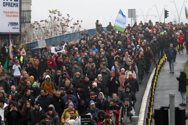 مواطنون في صربيا يحيون ذكرى ضحايا حادث قطار نتيجة الإهمال في العاصمة الصربية بلغراد (رويترز)