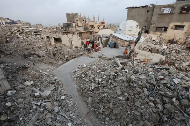 İsrail'in Gazze Şeridi'ne düzenlediği hava saldırılarının yol açtığı yıkımdan bir kare (Reuters)