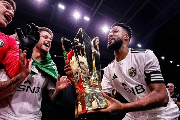 نواف عروان مع الكأس (دوري الملوك)