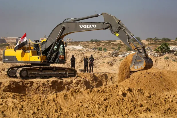  مسلحون ملثمون من حركة «الجهاد الإسلامي» الفلسطينية يبحثون عن جثث في النصيرات وسط قطاع غزة (أ.ف.ب)