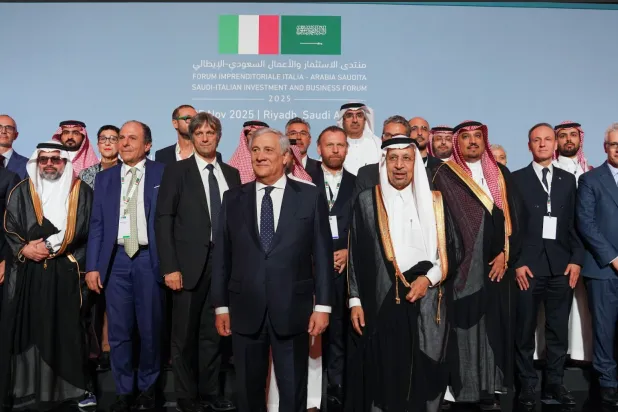 الوزيران السعودي والإيطالي بصحبة رجال الأعمال من الجانبين خلال المنتدى الاستثماري (الشرق الأوسط)