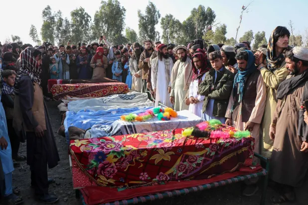 تجمع مشيعون أفغان وأقارب الضحايا خلال مراسم دفن جماعي لتسعة أطفال وامرأة قُتلوا في غارة جوية ليلة أمس في منطقة جوربوز بإقليم خوست (أ.ف.ب)