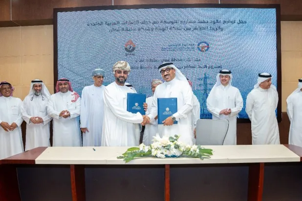 جانب من توقيع هيئة الربط الكهربائي عقوداً لتنفيذ مشروعات التوسعة الكهربائية مع الإمارات والربط المباشر مع شبكة سلطنة عُمان (هيئة الربط الكهربائي)