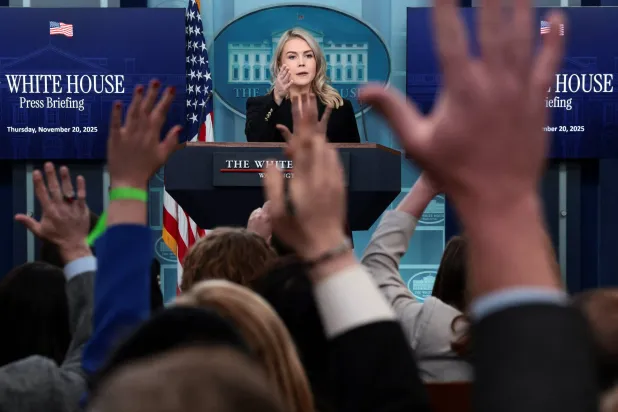 السكرتيرة الصحافية للبيت الأبيض كارولين ليفيت ترد على أسئلة الصحافيين خلال مؤتمر صحافي في البيت الأبيض (رويترز)