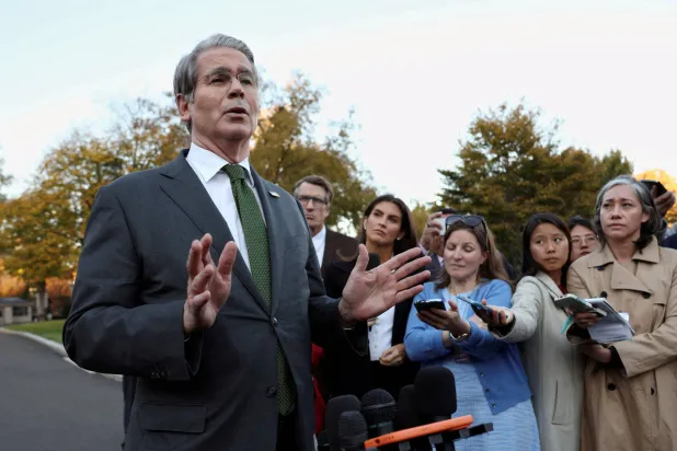 سكوت بيسنت يتحدث إلى الصحافيين في البيت الأبيض 5 نوفمبر 2025 (رويترز)