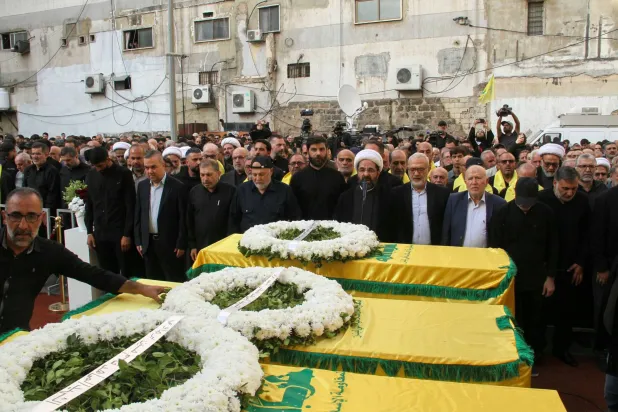 مشاركون في تشييع رئيس أركان «حزب الله» هيثم الطبطبائي وأربعة من رفاقه في الضاحية الجنوبية لبيروت يوم الاثنين (أ.ف.ب)