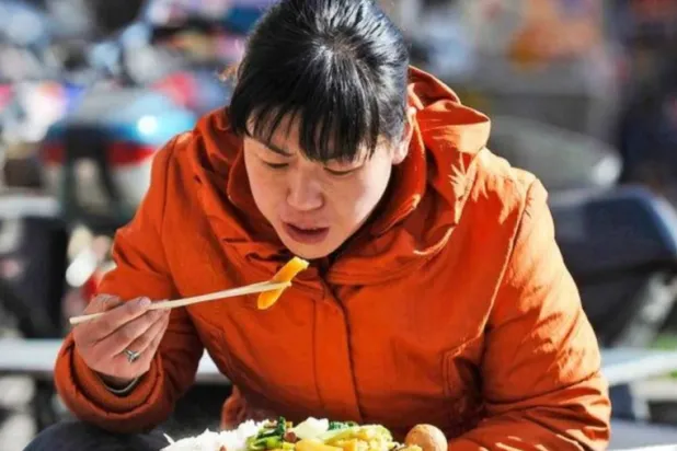 توقيت الوجبات يلعب دوراً حيوياً في ضبط سكر الدم لدى مرضى السكري (رويترز)