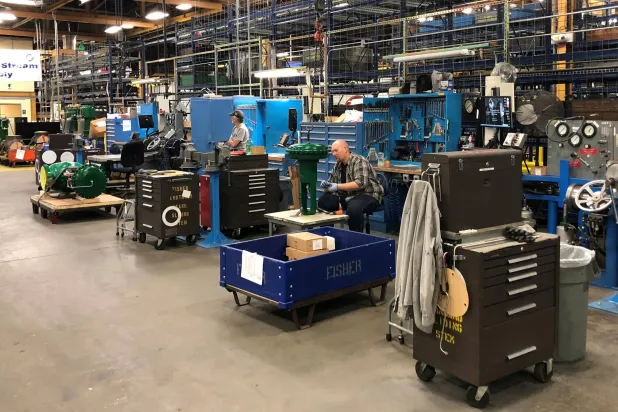 عمال داخل مصنع شركة «إيمرسون إلكتريك» في مارشالتاون (أرشيفية - رويترز)