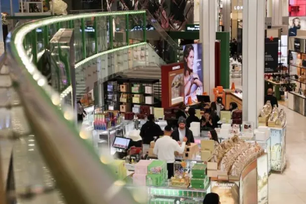 متسوقون بمتجر «ميسيز» الكبير في مانهاتن بمدينة نيويورك (رويترز)