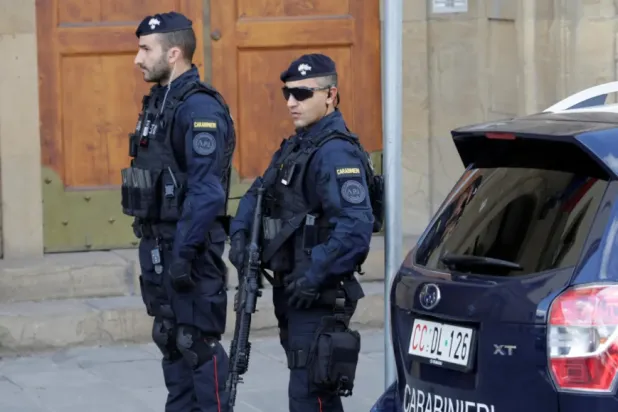 عنصران من الشرطة الإيطالية المسلحة يقفان في أحد النقاط بفلورنسا (أرشيفية- رويترز)