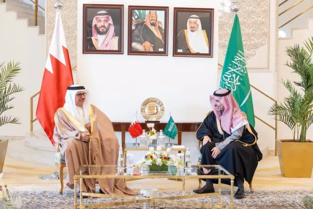 الأمير فيصل بن فرحان خلال مباحثات ثنائية مع عبد اللطيف الزياني بمقر الخارجية السعودية في الرياض (واس)