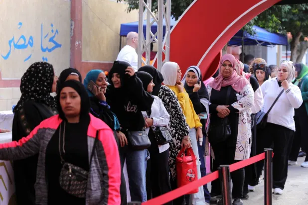 ناخبات مصريات في طابور أمام مركز اقتراع بمحافظة القاهرة الثلاثاء (أ.ش.أ)