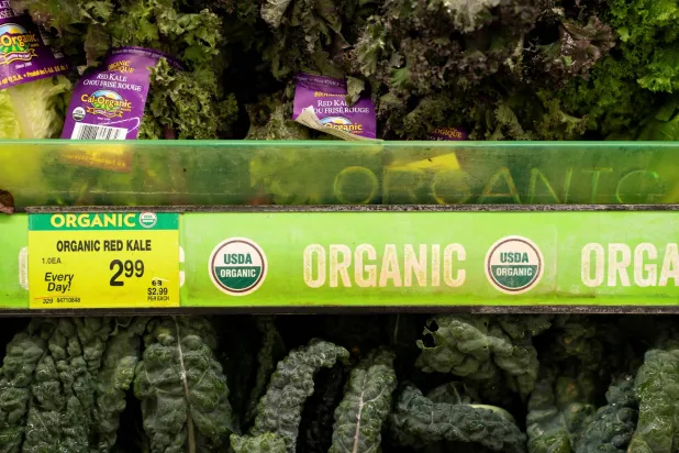 الكرنب الأحمر العضوي معروض للبيع في أحد المتاجر الأميركية (رويترز)