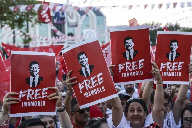 متظاهرون في إسطنبول يرفعون لافتات للمطالبة بإطلاق سراح إمام أوغلو (حزب الشعب الجمهوري - إكس)