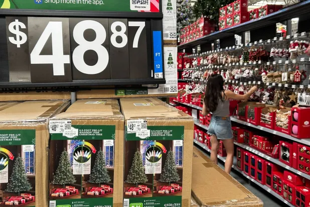 زبون يتفقد زينة عيد الميلاد بمتجر في هيوستن (أ.ف.ب)