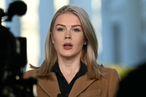 المتحدثة باسم البيت الأبيض كارولاين ليفيت تتحدث إلى الإعلام بالعاصمة الأميركية واشنطن 24 نوفمبر 2025 (أ.ف.ب)