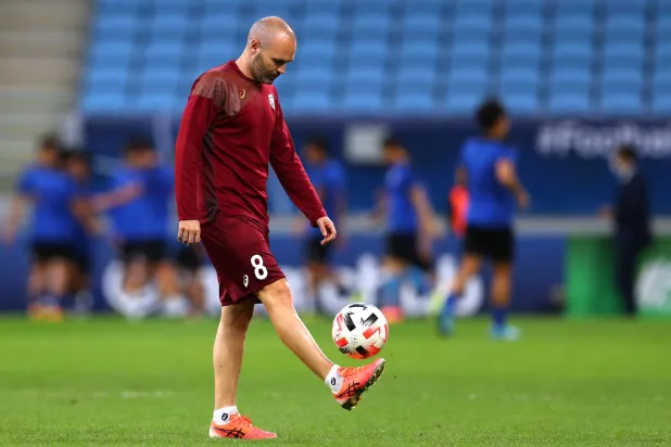 أندريس إنييستا نجم برشلونة المعتزل (رويترز)