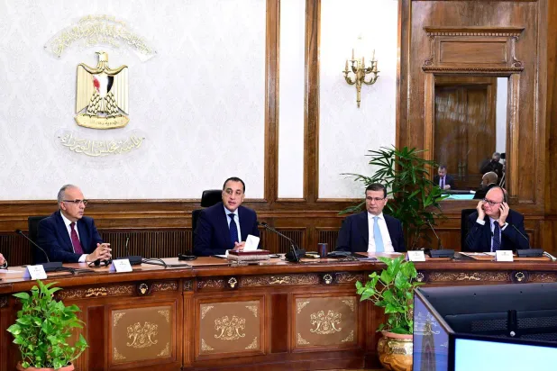 رئيس الوزراء المصري مصطفى مدبولي برفقة عدد من المسؤولين المصريين والإيطاليين خلال التوقيع على بروتوكولات تعاون تعليمي الثلاثاء (مجلس الوزراء) 