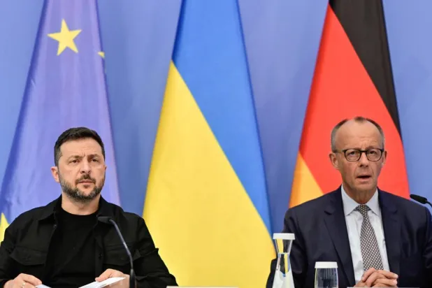 الرئيس الأوكراني فولوديمير زيلينسكي والمستشار الألماني فريدريش ميرتس في برلين 13 أغسطس 2025 (أ.ب)