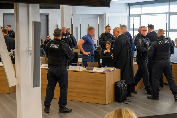 متهمون ومحاموهم يصلون إلى بداية محاكمة 7 متطرفين يساريين متهمين بالانتماء إلى منظمة إجرامية في 25 نوفمبر 2025 في المحكمة الإقليمية العليا في دريسدن بشرق ألمانيا (أ.ف.ب)