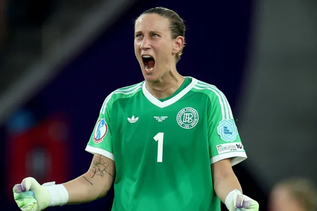 آن كاترين بيرغر حارسة مرمى منتخب ألمانيا لكرة القدم النسائية (رويترز)