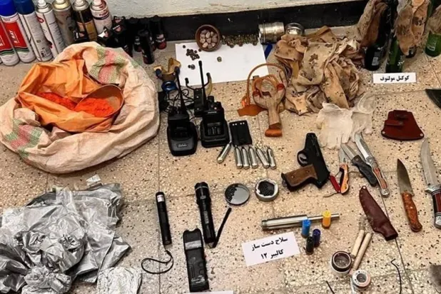 صور نشرتها وكالة «تسنيم» التابعة لـ«الحرس الثوري» لمعدات وأسلحة مصادرة شمال غربي البلاد