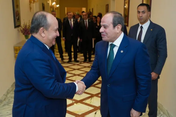 الرئيس المصري عبد الفتاح السيسي يستقبل الوزير الأول الجزائري سيفي غريب في القاهرة الثلاثاء (الرئاسة المصرية)