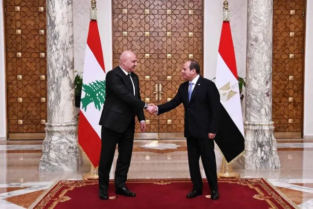 خلال لقاء سابق بين الرئيس المصري عبد الفتاح السيسي ونظيره اللبناني جوزيف عون في القاهرة مايو 2025 (أ.ف.ب)