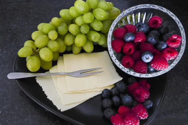 يتميز التوت الأزرق والعنب بخصائص تُحسّن صحة القلب (بيكسباي)