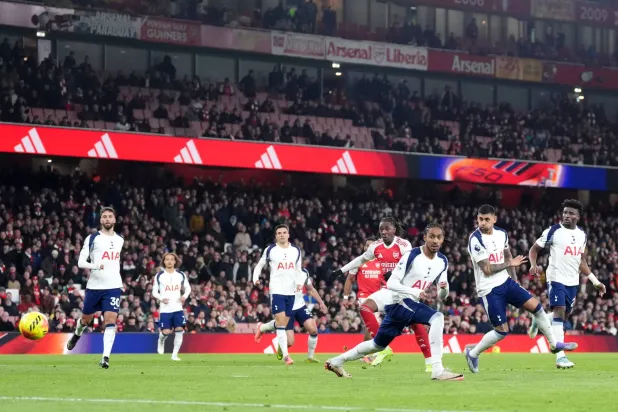تسديدة إيزي في طريقها لمعانقة شباك توتنهام بهدف آرسنال الثالث (د.ب.أ)