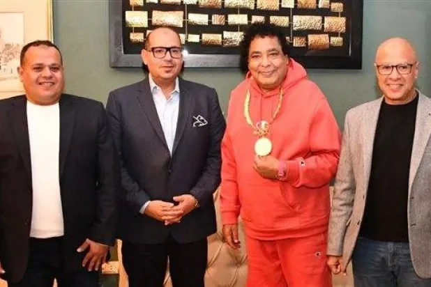 محمد منير يتسلم قلادة العظماء الأولمبية (اللجنة الأولمبية المصرية)