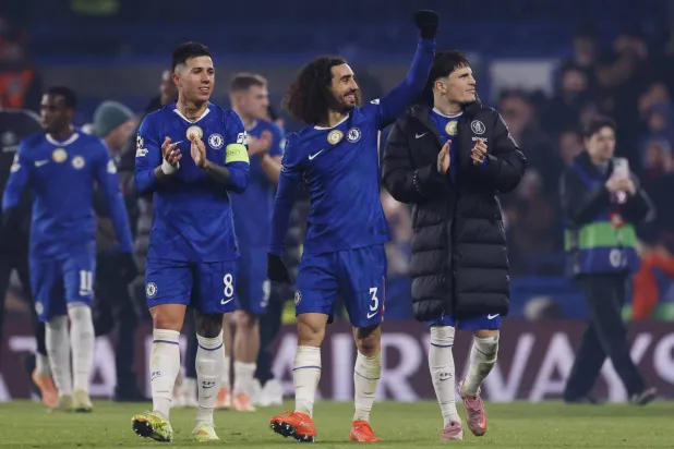 فرحة لاعبي تشيلسي بالفوز على برشلونة (رويترز)