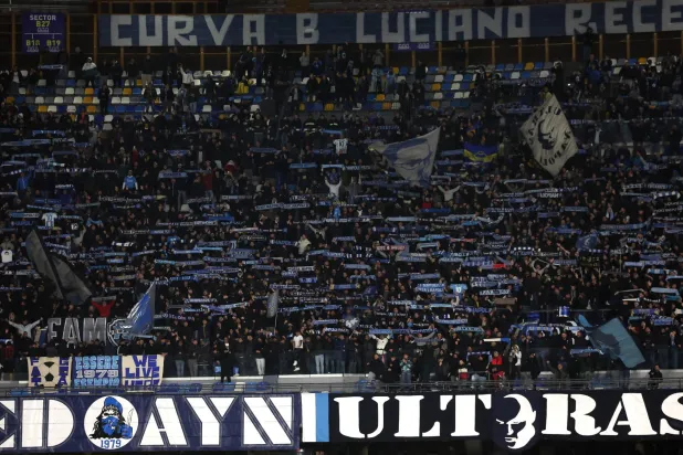 احتفالية جماهير نابولي الإيطالي بالفوز على كاراباخ (رويترز)