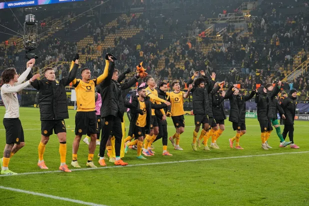 لاعبو بوروسيا دورتموند يحتفلون مع جماهيرهم بعد الفوز الكبير (أ.ب)