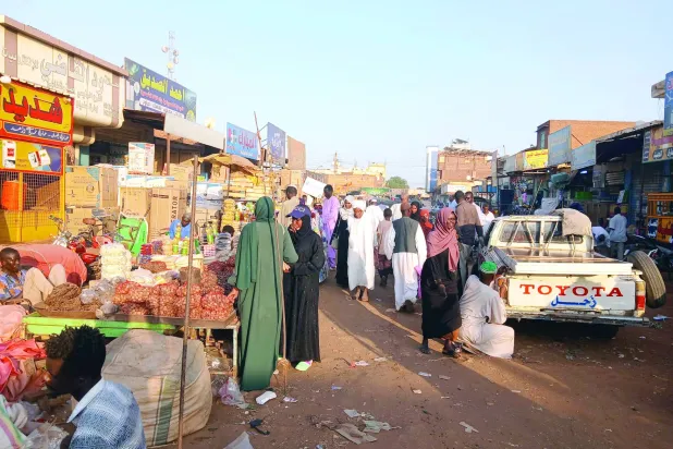 متسوقون في مدينة المناقل (الشرق الأوسط)