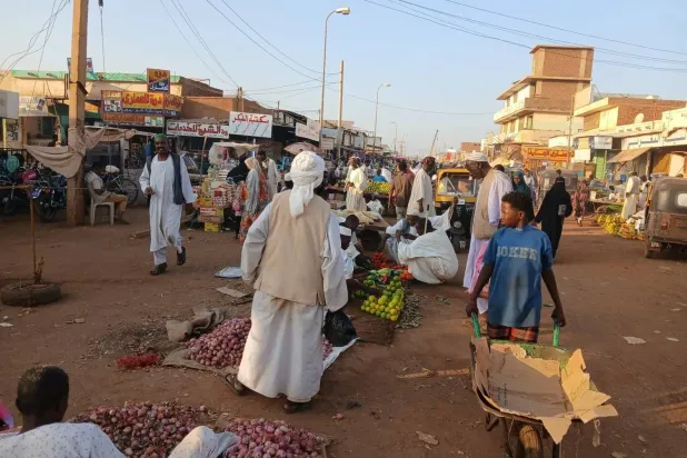 Shoppers crowd a market in al-Manaqil, Sudan (Asharq Al-Awsat)