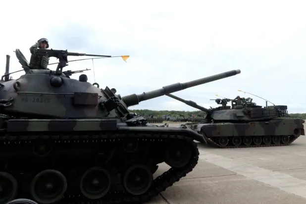 Hsinchu'daki Hokou Askeri Üssü'nde Tayvan'ın ilk Abrams tank taburunun açılış töreninde yer alan Brave Tiger ve Abrams M1A2T tankları (Reuters)