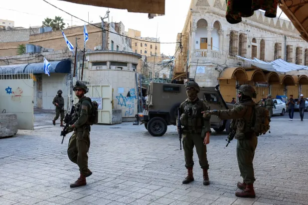 Batı Şeria'nın El Halil kentindeki İsrail askerleri, 22 Kasım 2025 (Reuters)