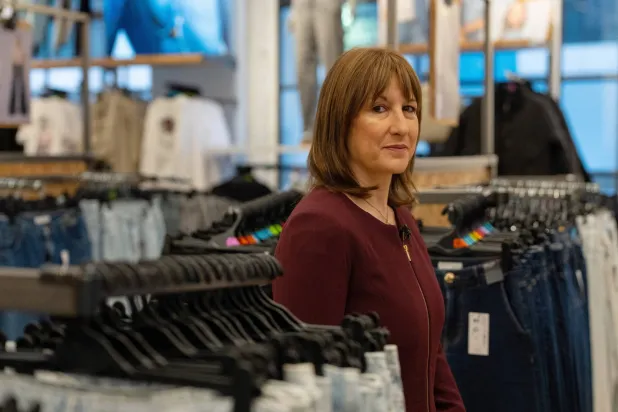 ريفز تزور متجر «بريمارك» في لندن (رويترز)